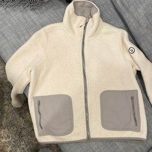 Vuori Alpine Sherpa Fleece in natural.